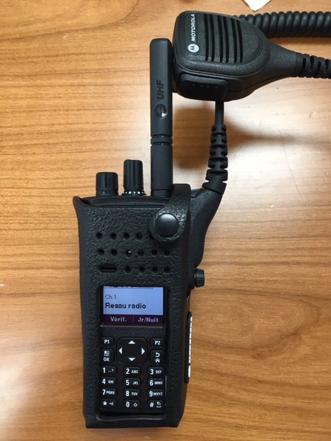 Système de déclenchement par radio mobile (ex : talkie walkie). Possibilité de lancer des signaux et de parler dans la sirène.